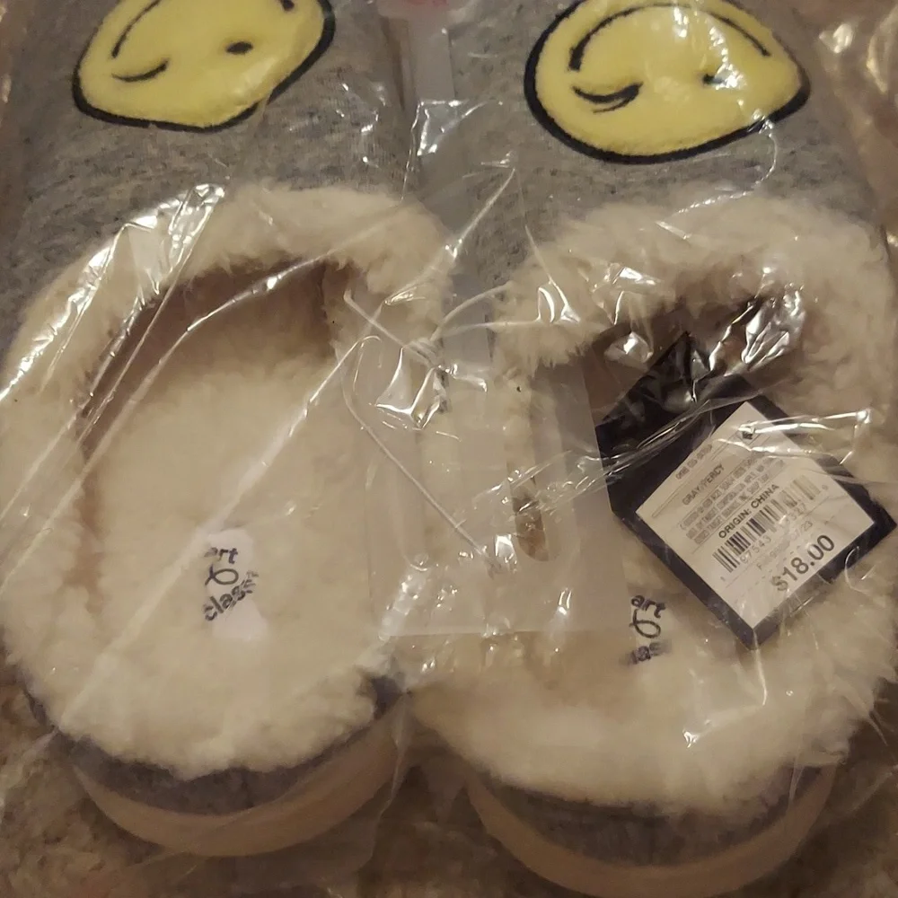 Cozy Gray Kids Slippers with Smiley Face - Picture 2 of 3